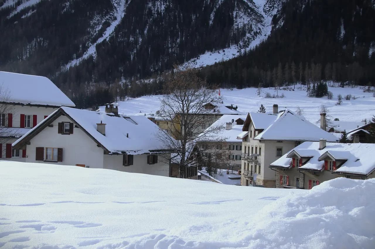 Toiture couverte de neige en hiver