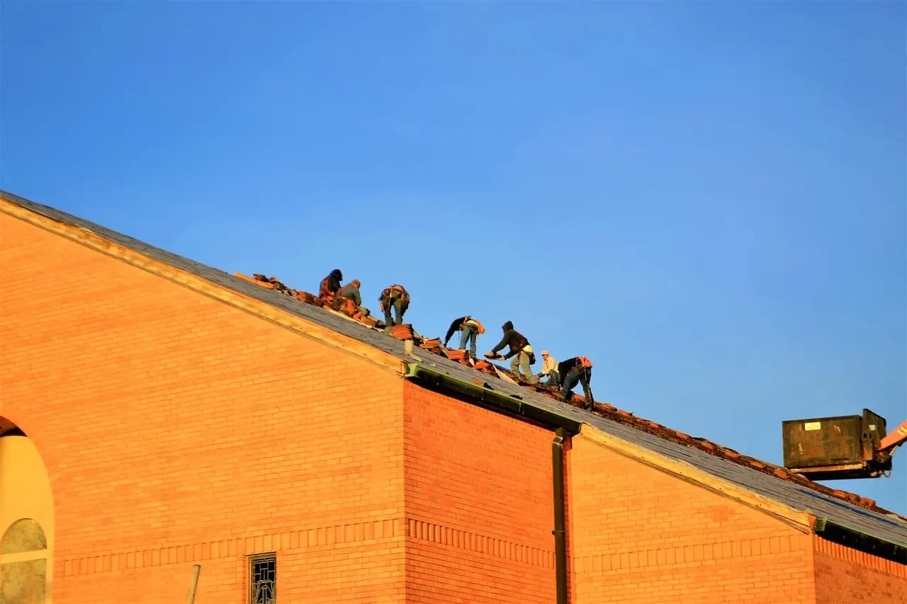 Travaux sur une toiture de bâtiment