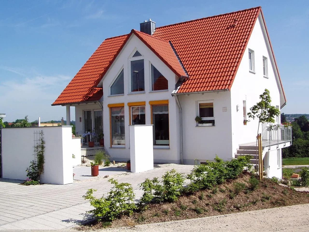 Maison avec une toiture en tuiles rouges propre et protégée